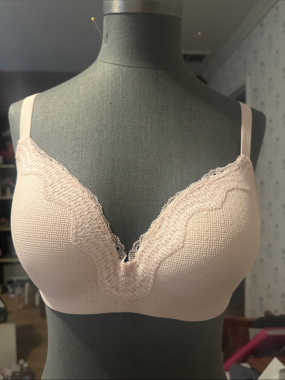 Uniqlo Lace-Trim Wireless Bra in Soft Pink